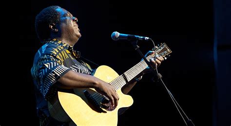 Un Concerto Inaspettato! Un Sereno Spettacolo di Vusi Mahlasela al Teatro Greco!