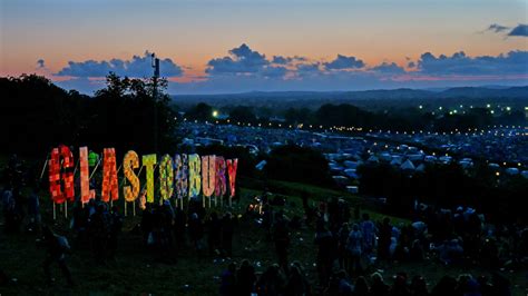 Il trionfo di Tomlinson al Festival di Glastonbury: Un concerto indimenticabile e un incontro fortuito con il principe Carlo!